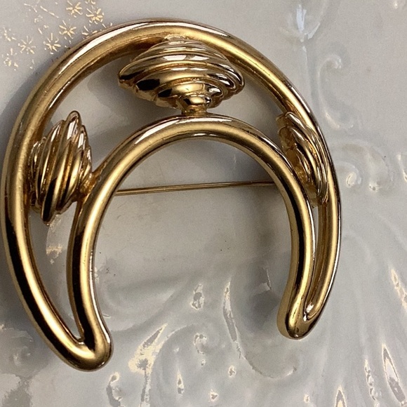 Monet brooch gold tone 2.5 inches length 2 inches at wides part of width - Picture 2 of 4